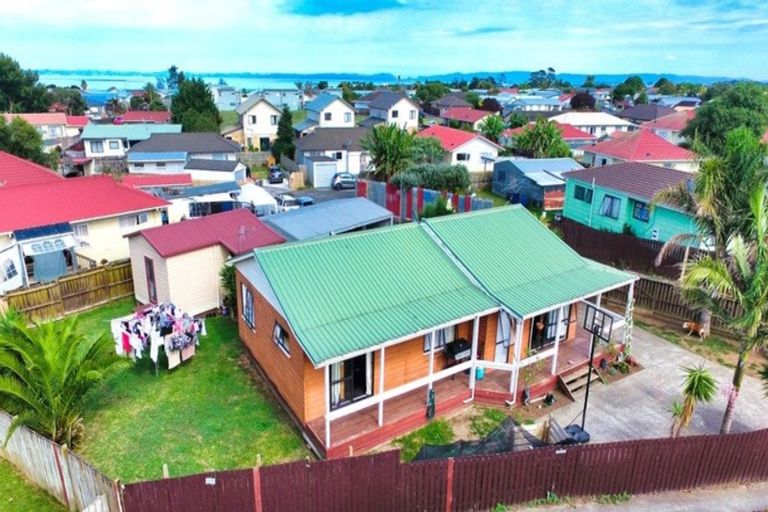 Photo of property in 28 Dungarvon Place, Clendon Park, Auckland, 2103