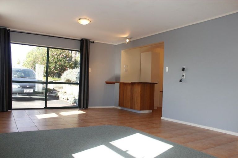Photo of property in 14 Lilburn Crescent, Massey, Auckland, 0614