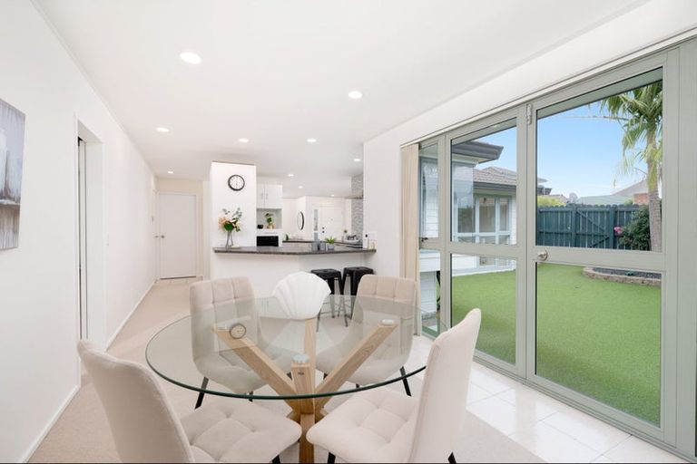 Photo of property in 28 Heversham Place, Glendene, Auckland, 0602