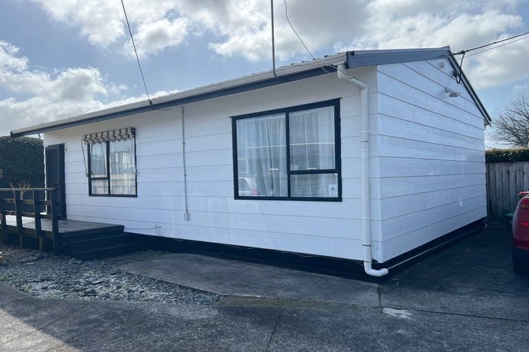 Photo of property in 1 Taikata Road, Te Atatu Peninsula, Auckland, 0610