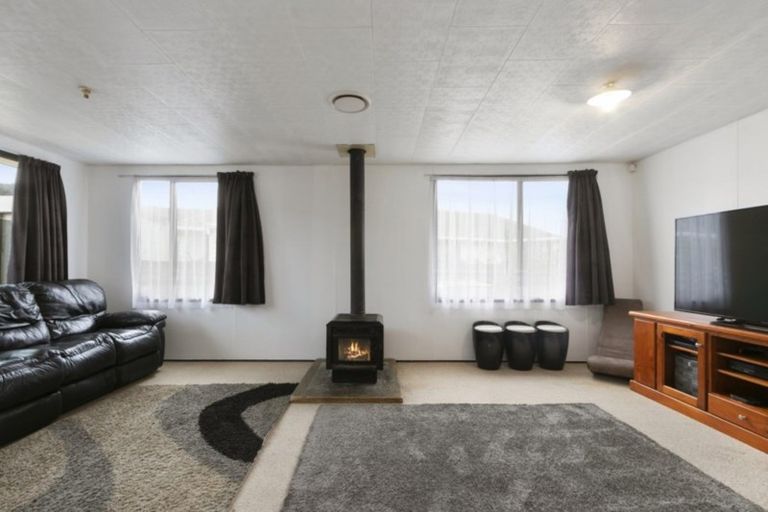 Photo of property in 29 Grimsby Grove, Wainuiomata, Lower Hutt, 5014