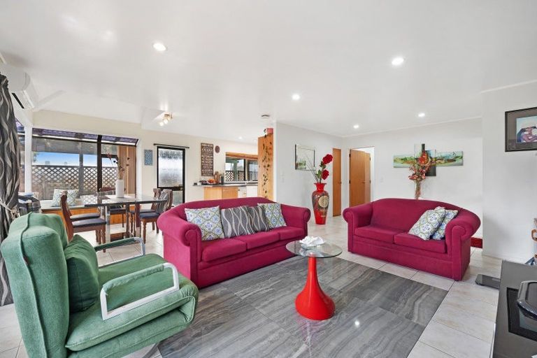 Photo of property in 2/55 Aviemore Drive, Highland Park, Auckland, 2010