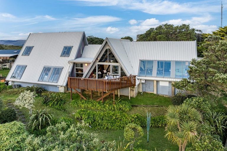Photo of property in 112 Gloaming Hill, Titahi Bay, Porirua, 5022