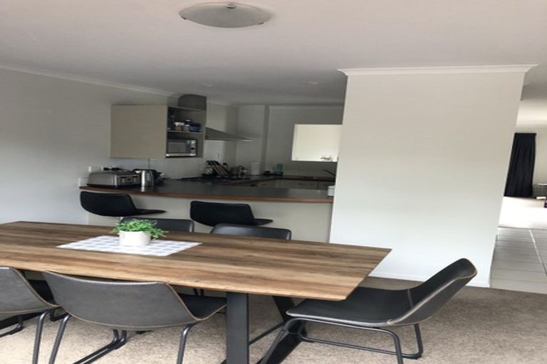 Photo of property in 52 Provence Esplanade, Te Atatu Peninsula, Auckland, 0610