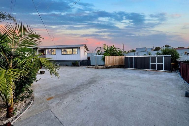 Photo of property in 33 Huruhuru Road, Massey, Auckland, 0614