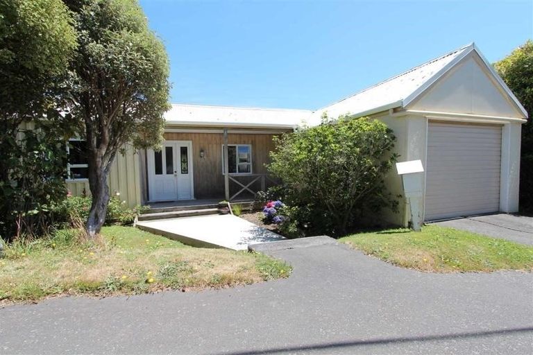 Photo of property in 10 Miles Crescent, Newlands, Wellington, 6037