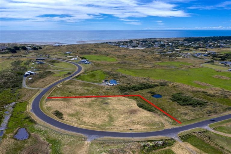 Photo of property in 92 Strathnaver Drive, Waikawa Beach, Manakau, 5573