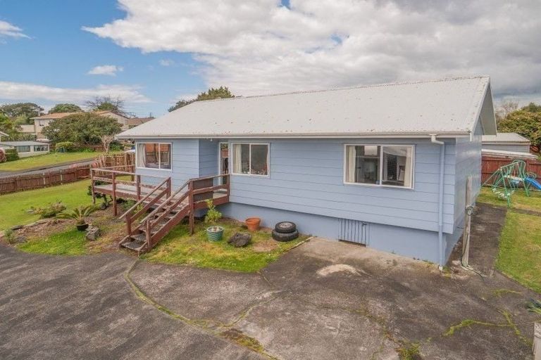 Photo of property in 12 Imperial Place, Henderson, Auckland, 0612