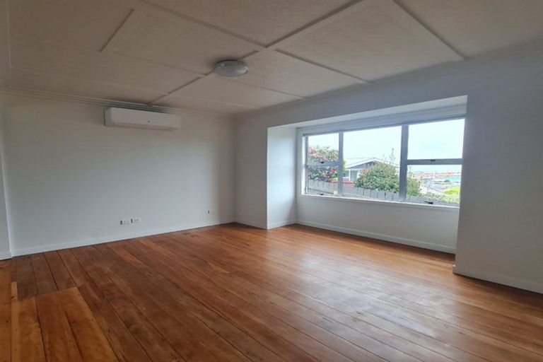 Photo of property in 54 Pioneer Road, Moturoa, New Plymouth, 4310