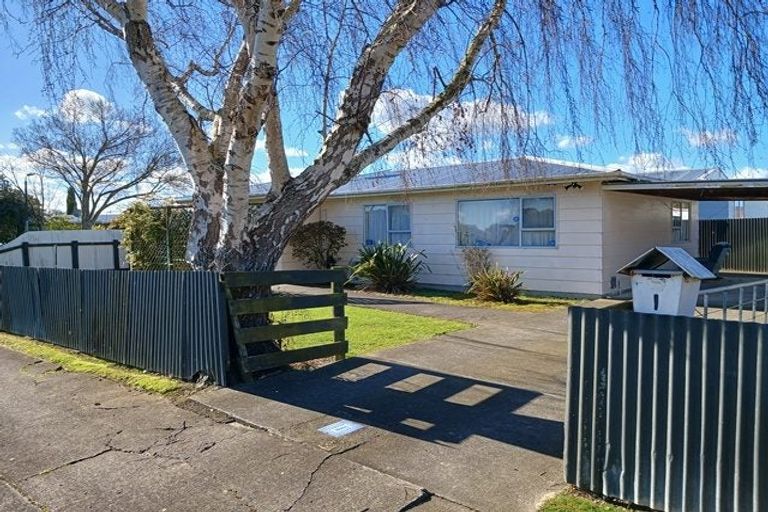 Photo of property in 1 Chatsworth Place, Highbury, Palmerston North, 4412