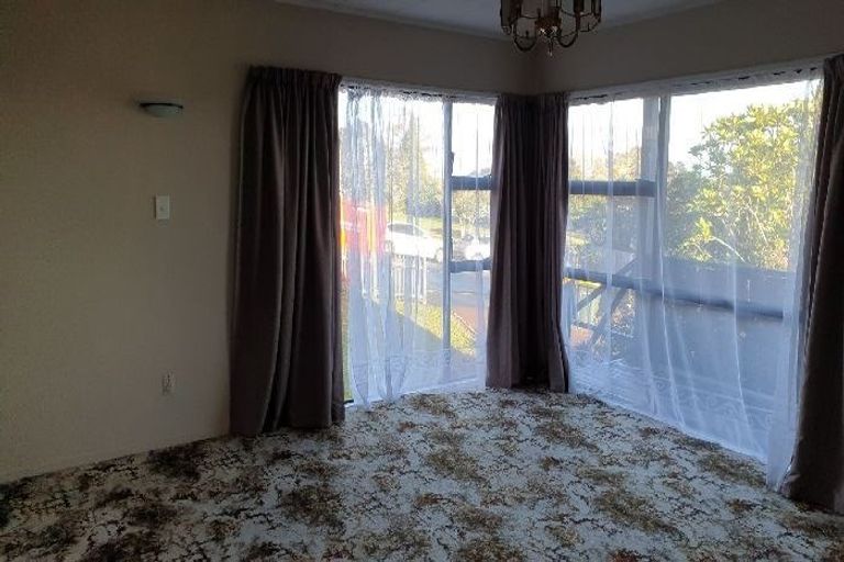 Photo of property in 17 Meadowood Drive, Unsworth Heights, Auckland, 0632