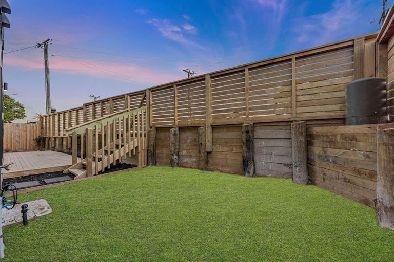 Photo of property in 98a Royal Road, Massey, Auckland, 0614