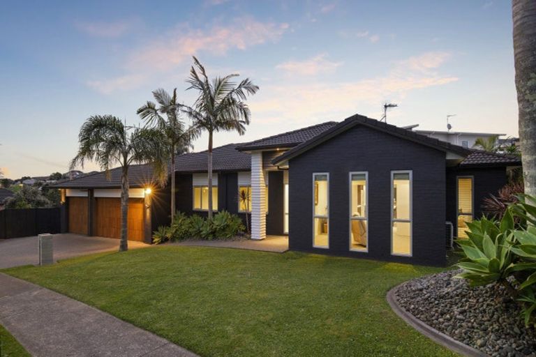 Photo of property in 23 Ina Ville Drive, Pukekohe, 2120