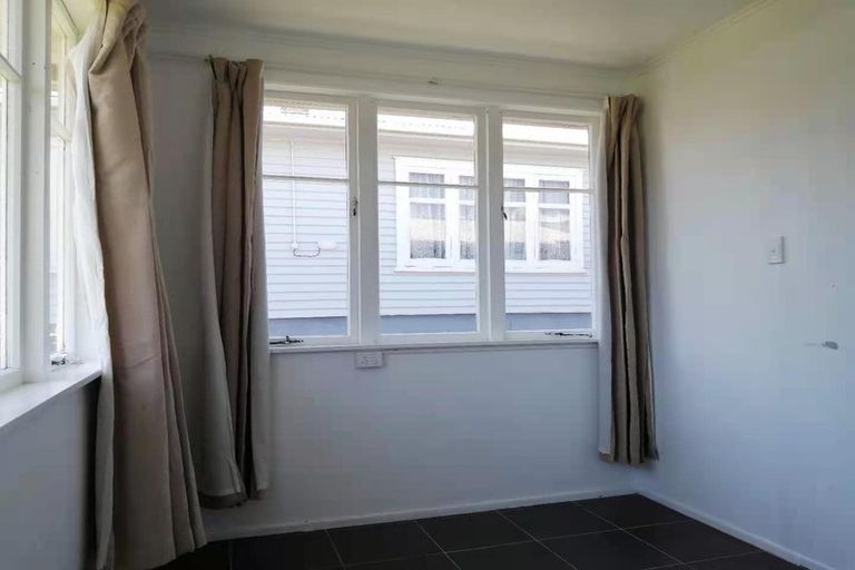 Photo of property in 18 Islington Avenue, New Lynn, Auckland, 0600