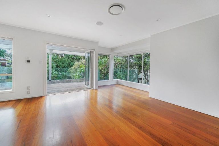 Photo of property in 9 Sandown Road, Rothesay Bay, Auckland, 0630