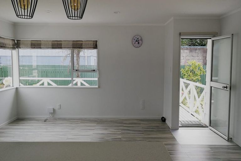 Photo of property in 41 Yeovil Road, Te Atatu Peninsula, Auckland, 0610