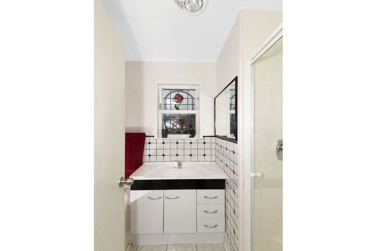 Photo of property in 22 Manapouri Place, Pakuranga Heights, Auckland, 2010