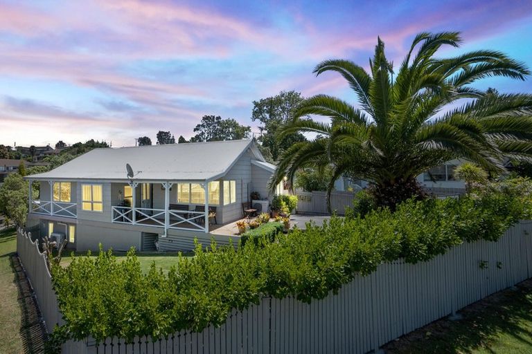 Photo of property in 35 Cyclarama Crescent, Massey, Auckland, 0614