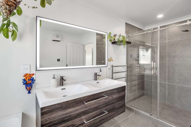 Photo of property in 20 Linkwater Way, Parklands, Christchurch, 8083