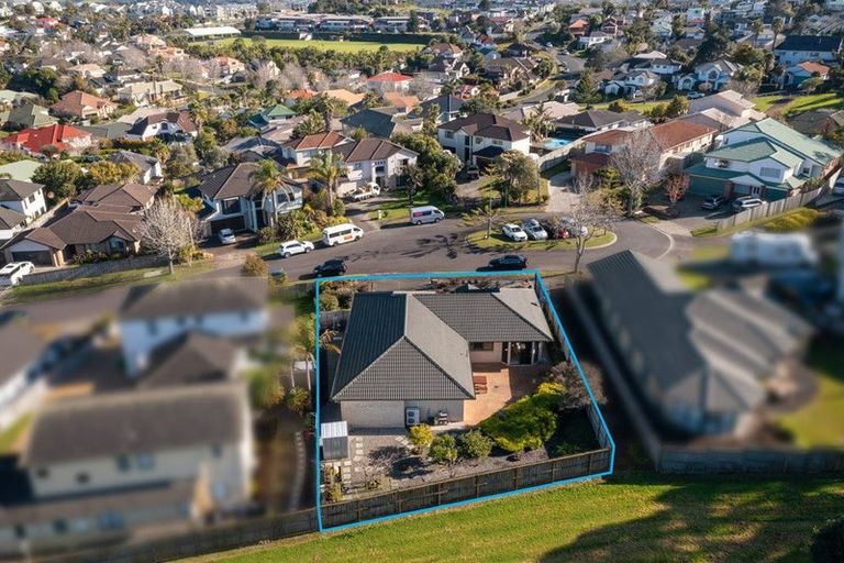 Photo of property in 17 Bundoran Way, Pinehill, Auckland, 0632