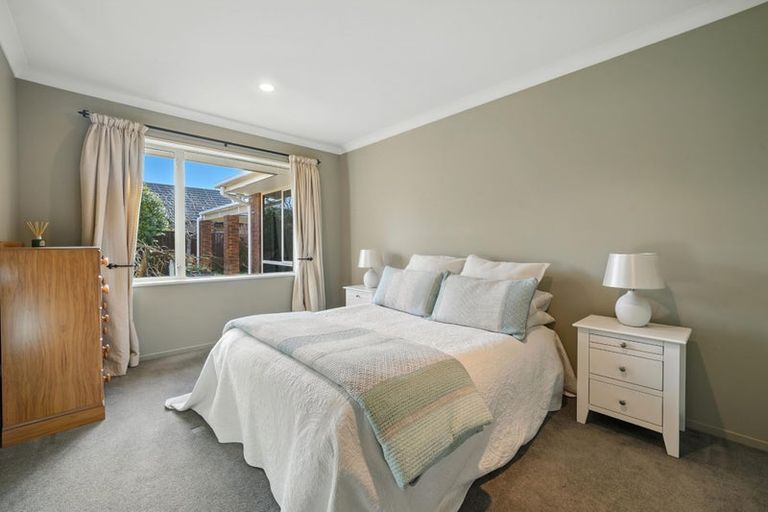 Photo of property in 10 Dinglebay Place, Casebrook, Christchurch, 8051