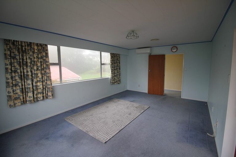 Photo of property in 13a Lyndfield Lane, Newlands, Wellington, 6037