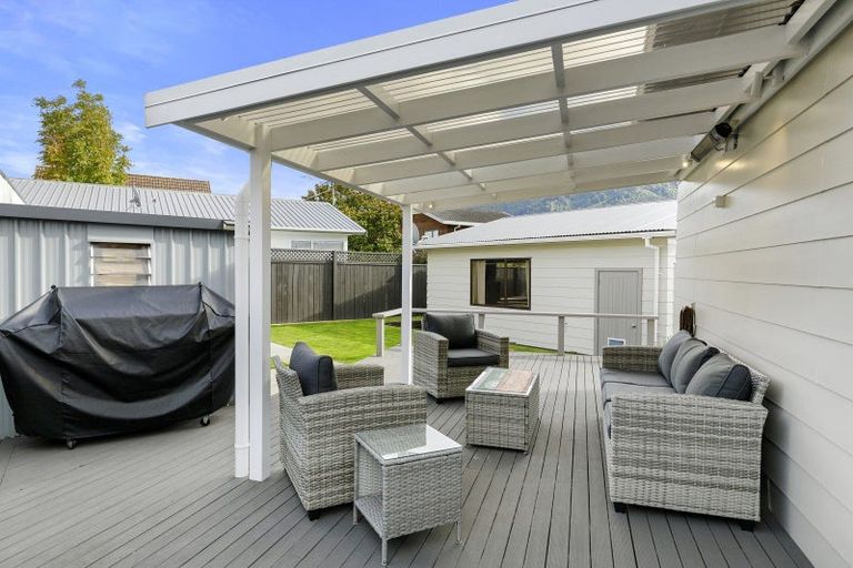 Photo of property in 17 Memphis Grove, Totara Park, Upper Hutt, 5018