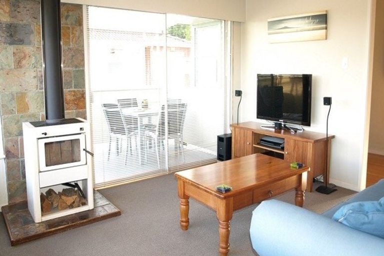Photo of property in 3 Erica Road, Sunnynook, Auckland, 0620