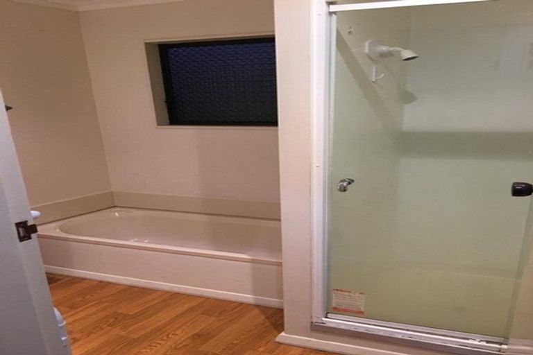 Photo of property in 17 Fernhaven Grove, Newlands, Wellington, 6037