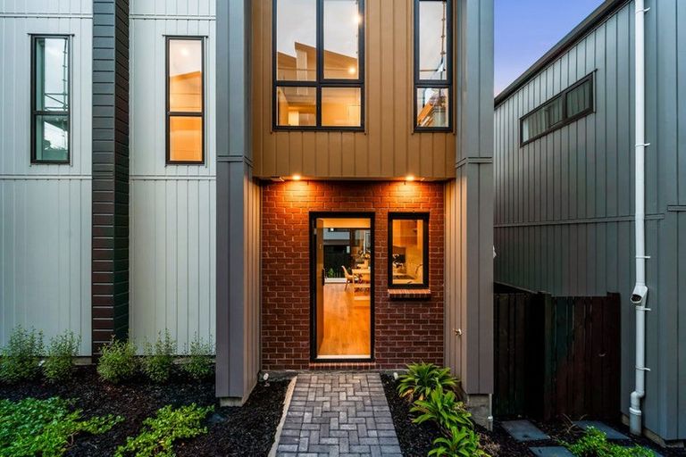 Photo of property in 22 Don Oliver Lane, Glen Eden, 0602