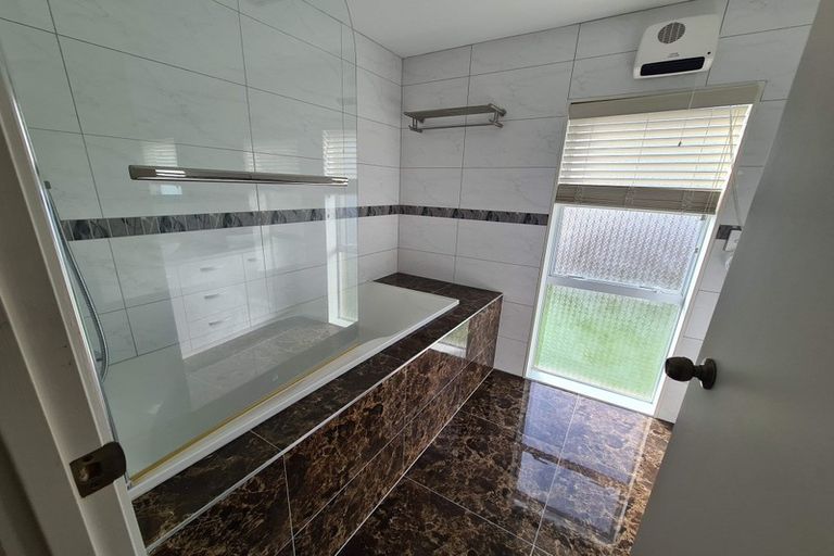 Photo of property in 29 Petrel Place, Massey, Auckland, 0614