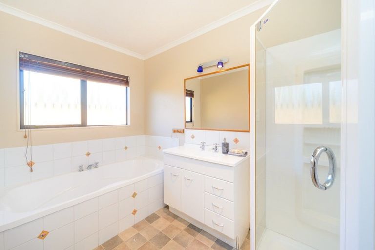 Photo of property in 27 Parnell Heights Drive, Kelvin Grove, Palmerston North, 4414