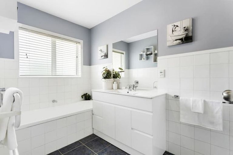 Photo of property in 6 Stephanie Close, Glenfield, Auckland, 0629