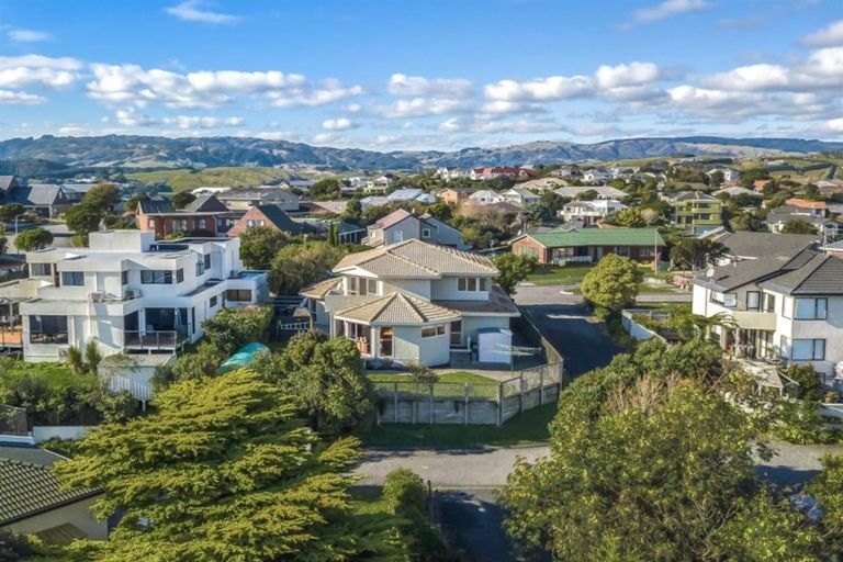 Photo of property in 48 Molyneux Close, Whitby, Porirua, 5024