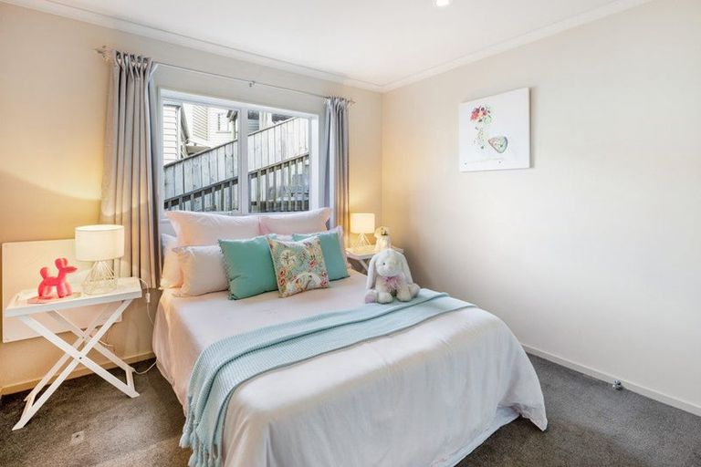 Photo of property in 59 Glanmire Road, Newlands, Wellington, 6037