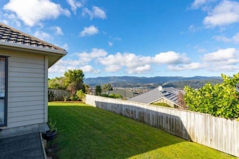 Photo of property in 27 James Nairn Grove, Riverstone Terraces, Upper Hutt, 5018