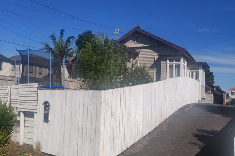 Photo of property in 118a Hutchinson Avenue, New Lynn, Auckland, 0600