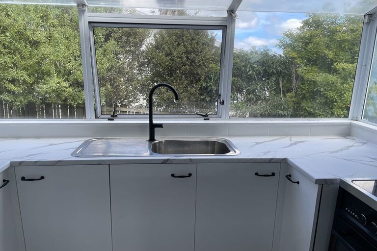 Photo of property in 2/318 Sunset Road, Unsworth Heights, Auckland, 0632