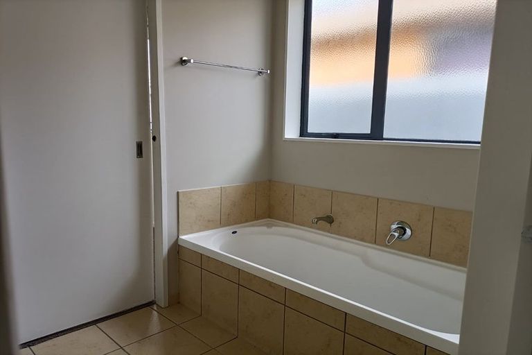 Photo of property in 32 Kayes Road, Pukekohe, 2120