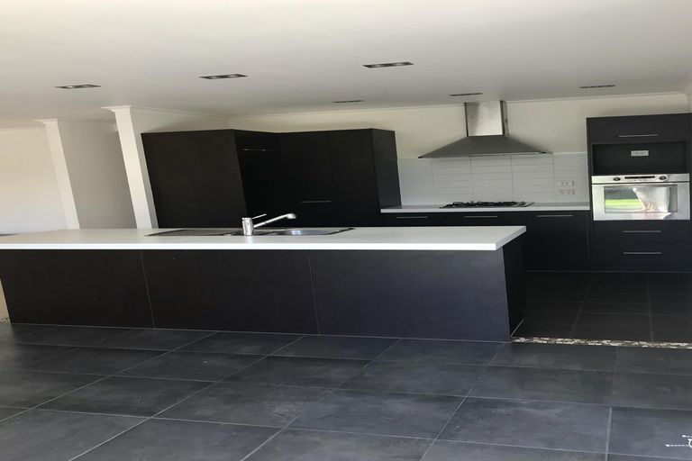 Photo of property in 18 Resolution Place, One Tree Point, 0118