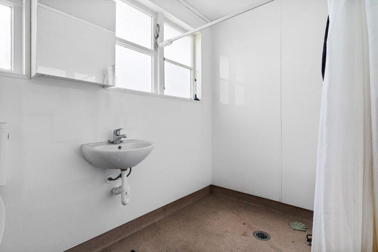 Photo of property in 81 Onewa Road, Northcote, Auckland, 0627