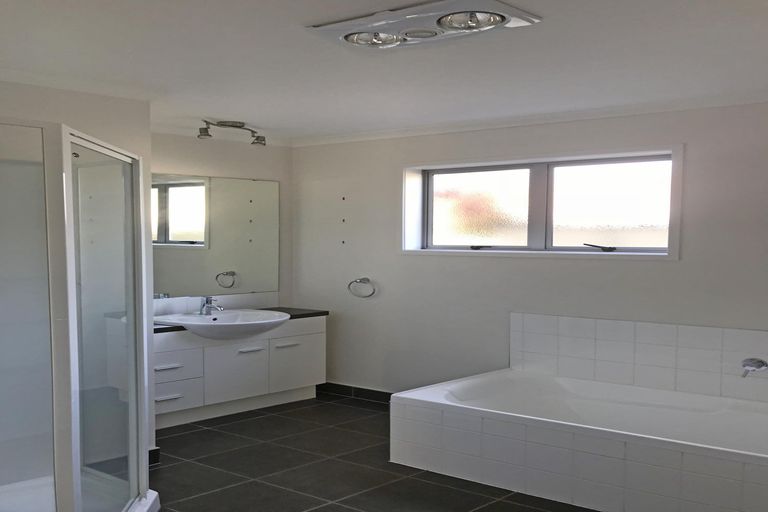 Photo of property in 18 Resolution Place, One Tree Point, 0118