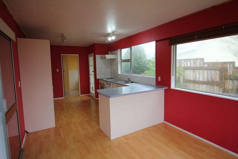 Photo of property in 13a Lyndfield Lane, Newlands, Wellington, 6037