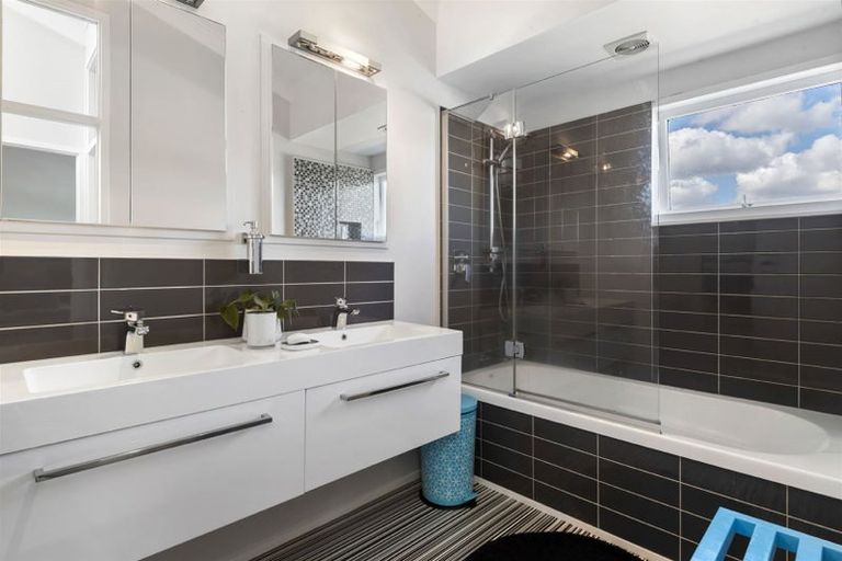 Photo of property in 194b Queen Street, Northcote Point, Auckland, 0627
