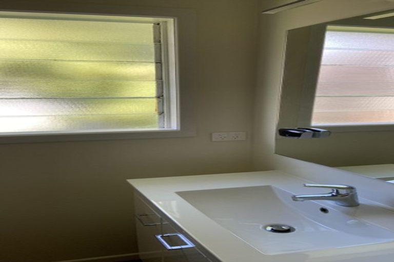 Photo of property in 90 Gloria Avenue, Te Atatu Peninsula, Auckland, 0610