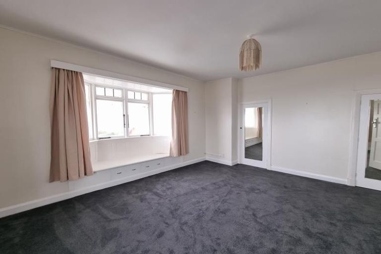 Photo of property in 212 Queens Drive, Lyall Bay, Wellington, 6022