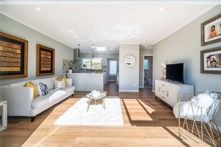 Photo of property in 3/318 Beach Road, Campbells Bay, Auckland, 0630