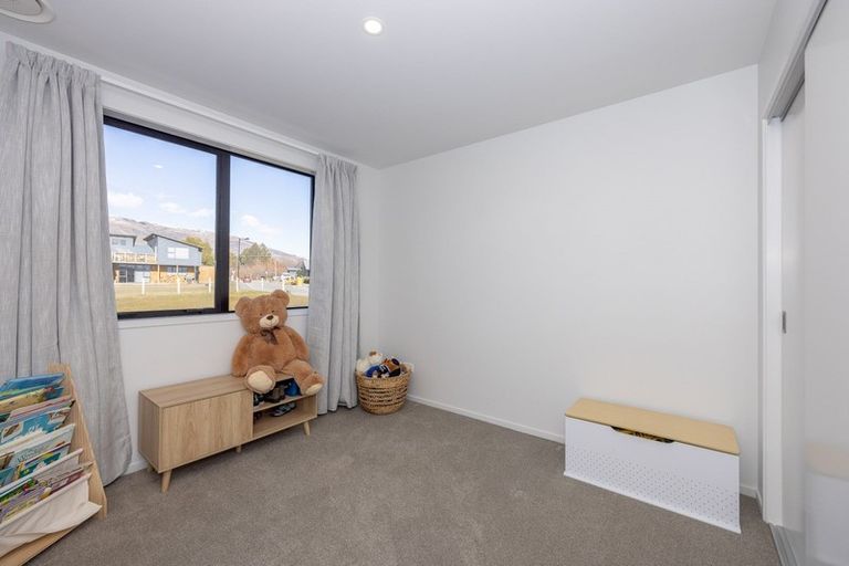 Photo of property in 10 Cleland Close, Wanaka, 9382