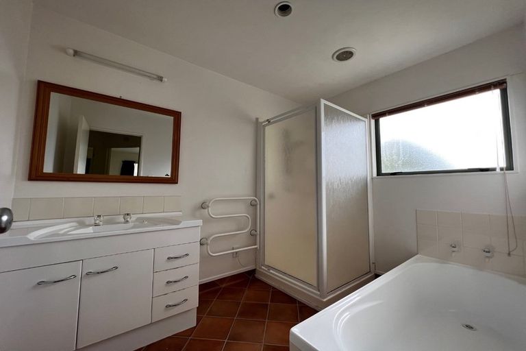 Photo of property in 11 Mannikin Place, Unsworth Heights, Auckland, 0632