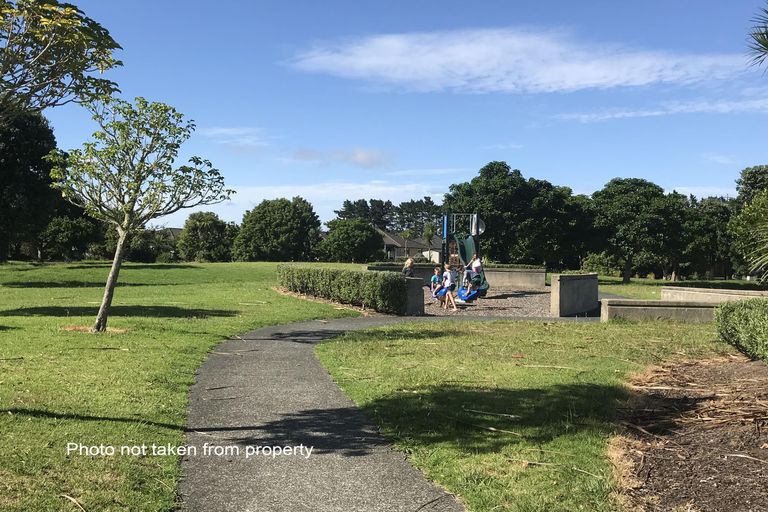 Photo of property in 18 Resolution Place, One Tree Point, 0118